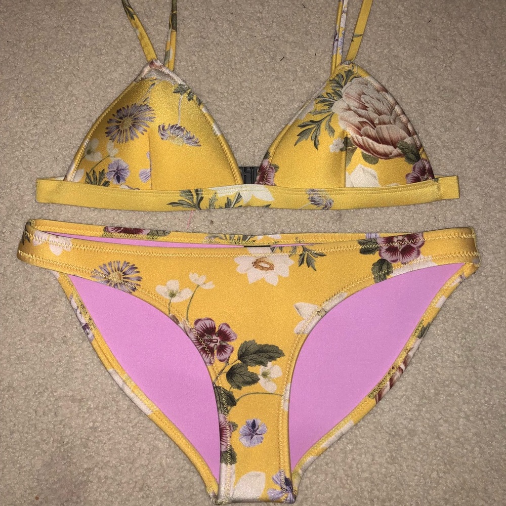 LIKE NEW TRIANGL DELILAH